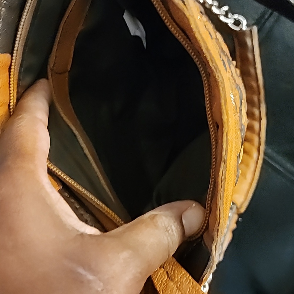 Crossbody - Picture 3 of 6
